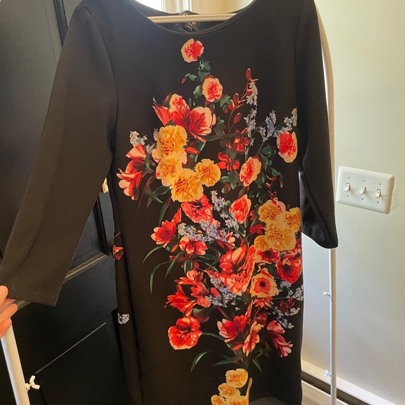 ECI Dresses & Skirts - Gorgeous flower dress - date night, work, wedding